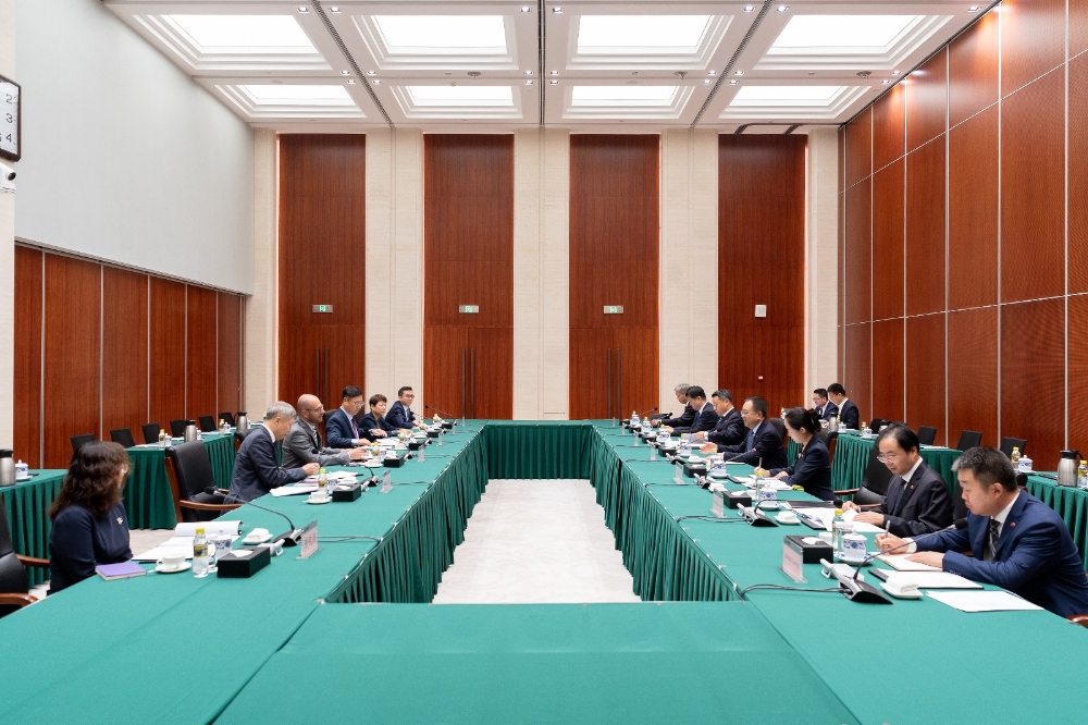 邹磊会见西门子能源公司总裁兼首席执行官克里斯蒂安·布鲁赫-1