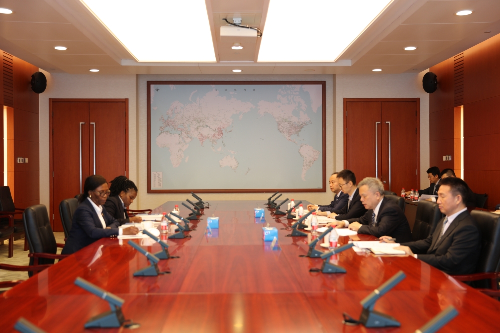 刘泽洪驻会副主席与出席2025全球能源互联网大会的有关嘉宾举行会谈-2