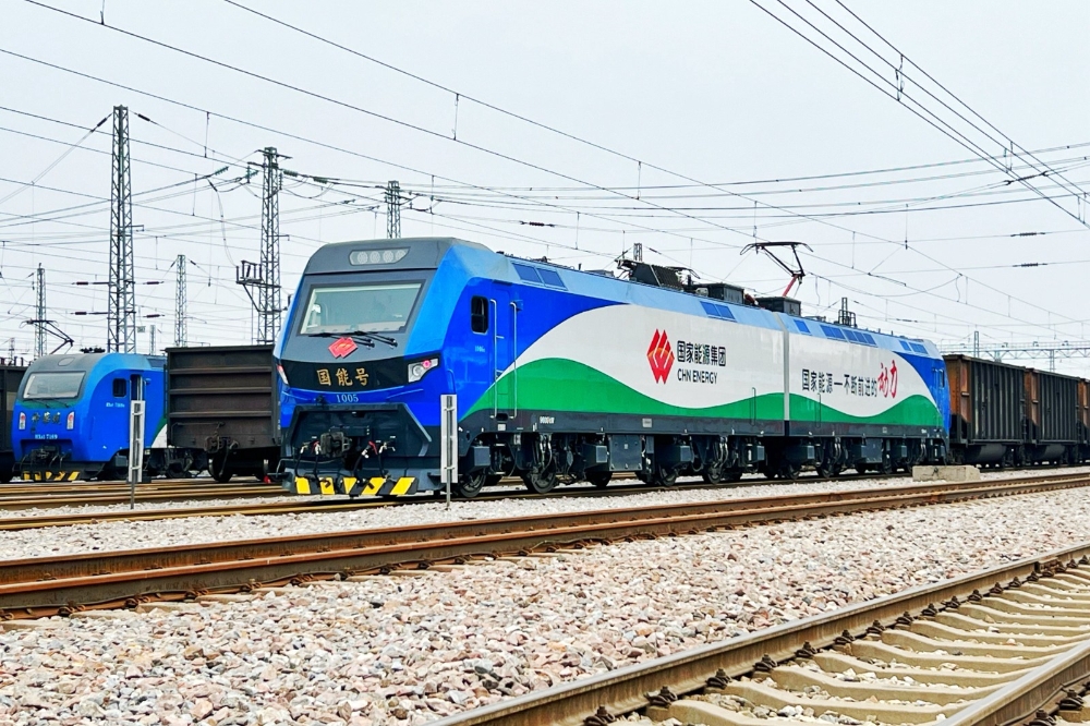 朔黄铁路两万吨重载列车安全开行九周年-1