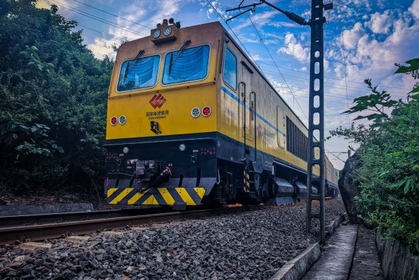 铁路装备首揽国铁西南地区轨道维护业务-1