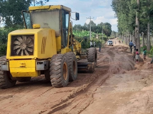 电建市政公司卢旺达念扎-穆航噶道路项目帮助当地抢修道路-1