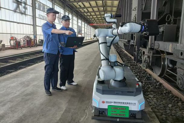 我国货运铁路领域首套智能巡检机器人组投入使用-1