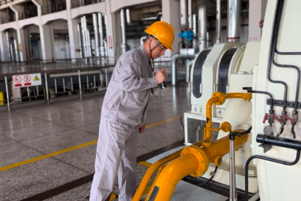 光明背后,是温情守护的身影-3