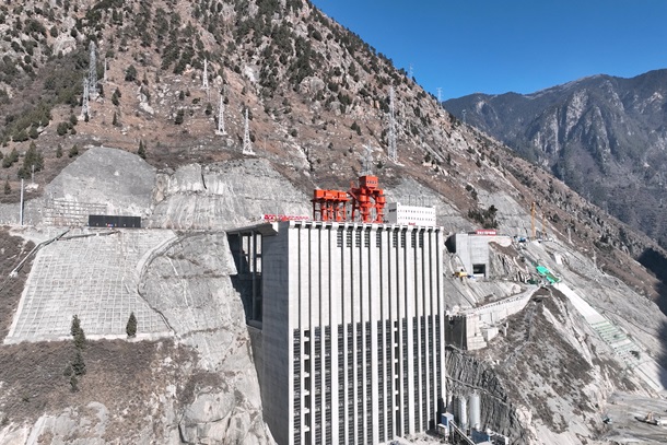 大渡河公司完成首台世界最大液压启闭机安装-1