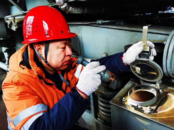 坚守一线输送温暖-1