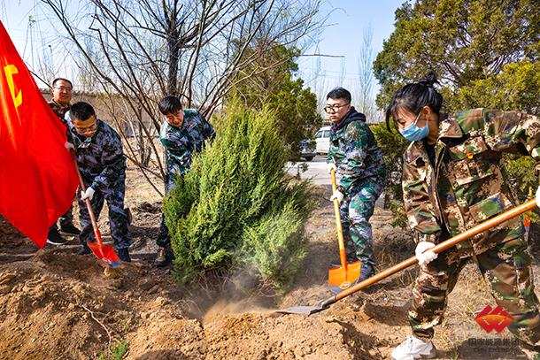 乌海能源义务植树 厚植生态底色-1