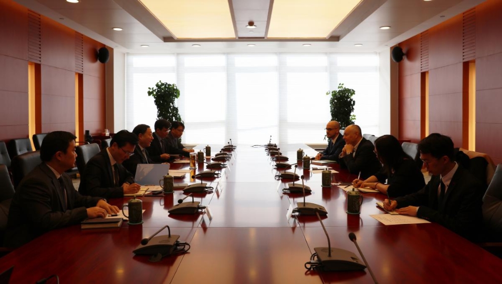 Liu Zhenya Met with IHA Chief Executive Richard Taylor-1