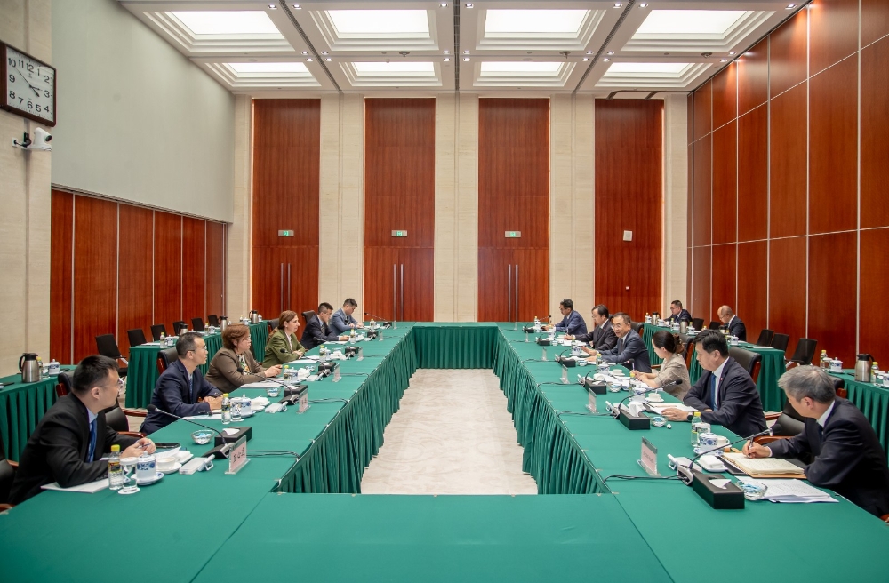 邹磊与联合国副秘书长兼西亚经济社会委员会执行秘书罗拉·达什提举行会谈-1