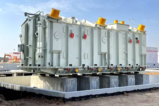 全国首个吉瓦级“沙戈荒”风光同场项目主变落位-1