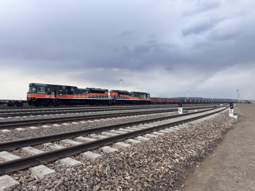 国家能源集团首批进口长协蒙煤成功通关入境-1