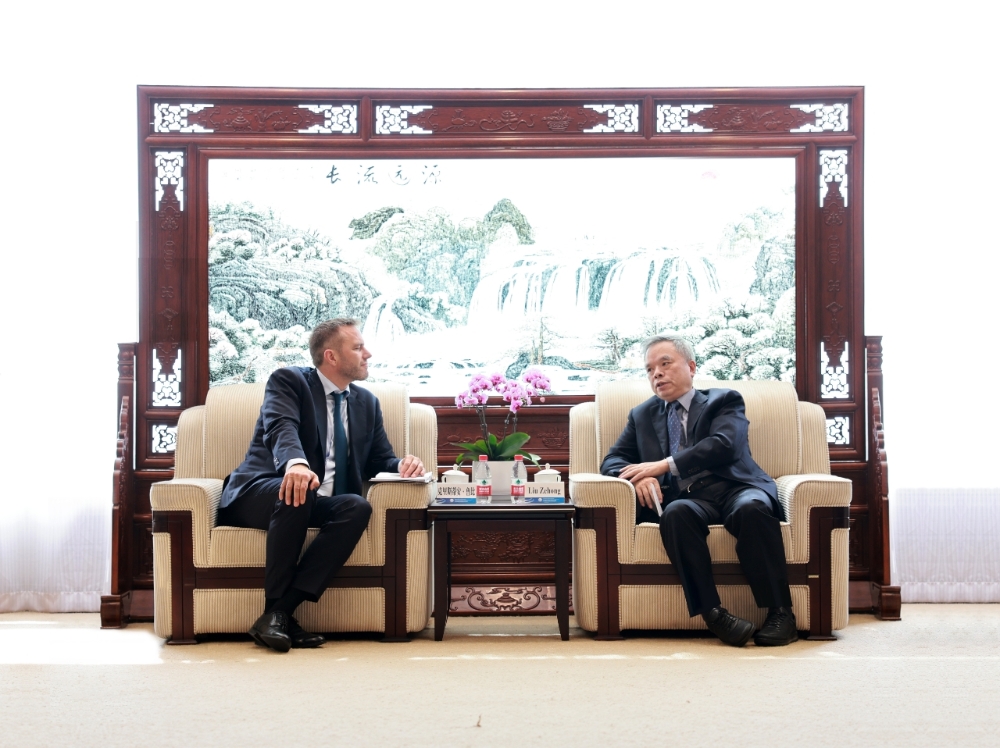 刘泽洪驻会副主席与欧电联秘书长鲁比举行会谈-1