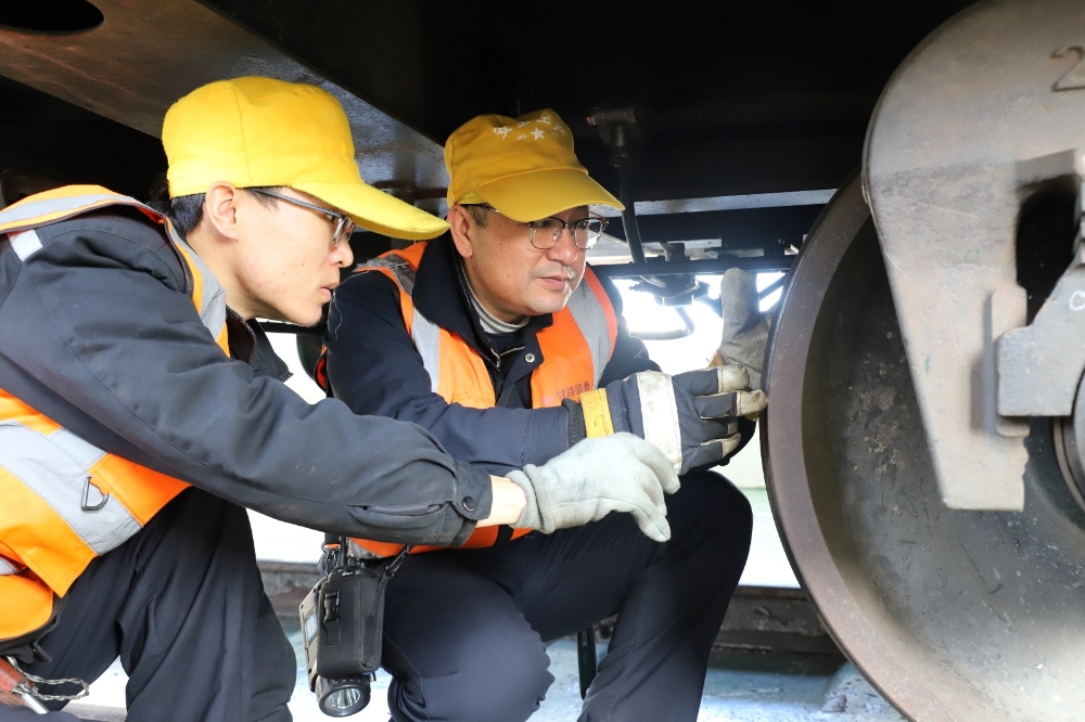 “对敲”:钢轨上的安全守护者-3