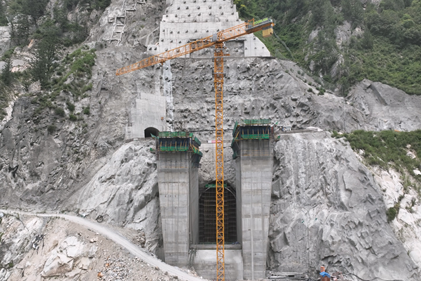 世界在建最大断面泄水隧洞闸室混凝土浇筑完成-1