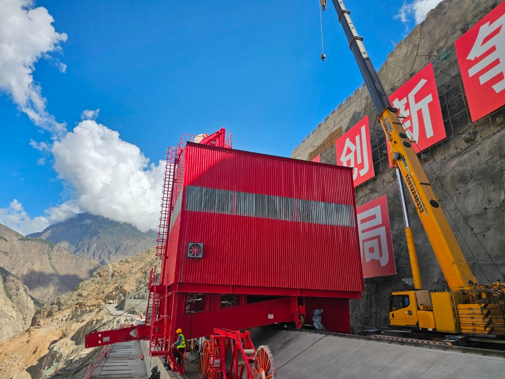 金沙江旭龙水电站首台缆机主副车安装完成-1