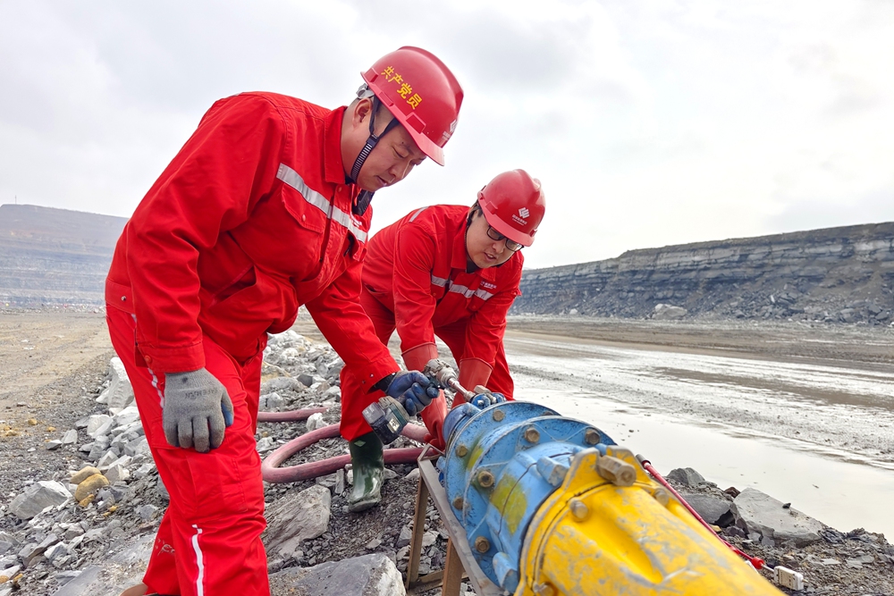28双手织就露天供电“安全网”-1