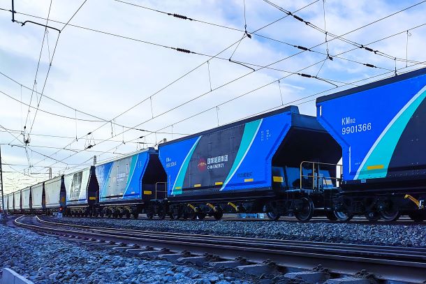 全球首批碳纤维复合材料轻量化货车上线运行-1