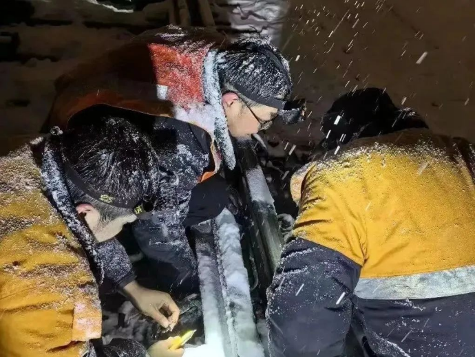 共青团中央官微：鏖战风雪，有你们，很燃！-27