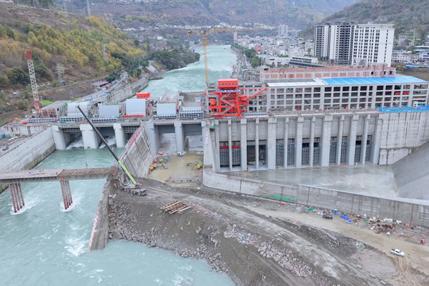 大渡河两座大型水电站机组闸门同步全部下闸-1