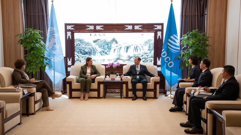 辛保安与出席2025全球能源互联网大会的有关嘉宾举行会谈-1