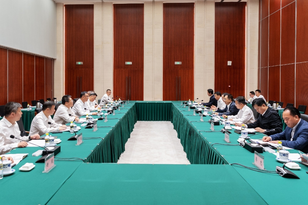 邹磊与中国中铁党委书记、董事长陈文健举行工作会谈-1