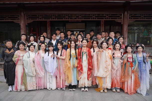 国风“花朝” 凝聚青春力量-1