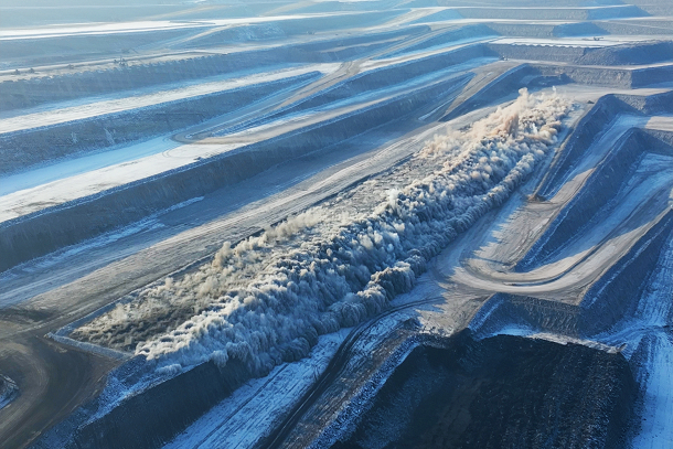 寒风中的爆破-1