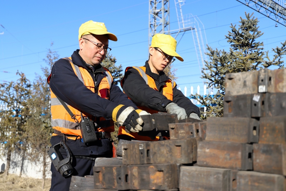 “对敲”:钢轨上的安全守护者-4