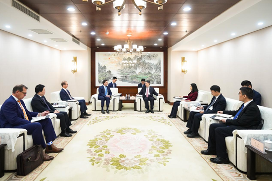 温枢刚会见美国景顺集团总裁兼首席执行官安德鲁·施洛斯伯格-1