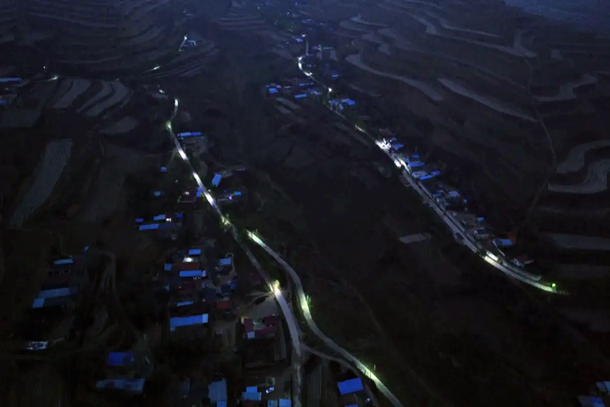 照亮村民“幸福路”-1