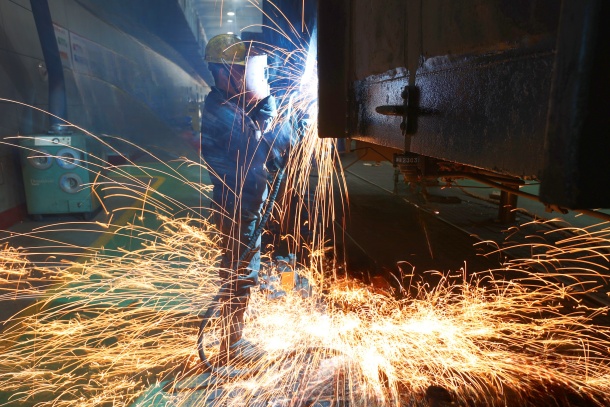 在焊花与汗水中“起舞”-1