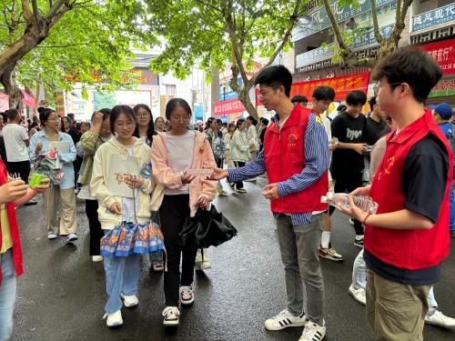 电建“小红帽”为高考考生增添一抹“胜利红”-1