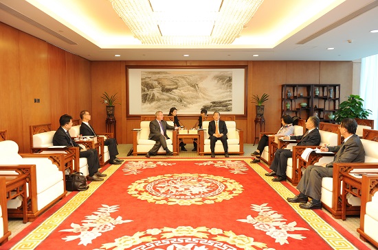 Mr. HUANG Yongda met with Invesco President-1