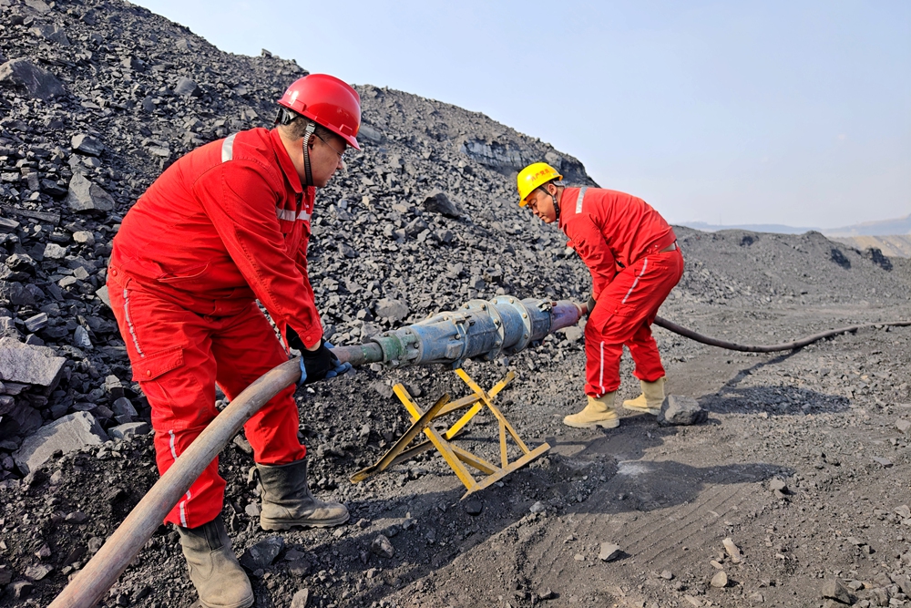 28双手织就露天供电“安全网”-3