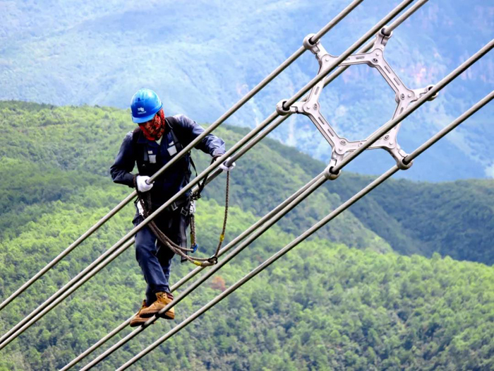 How does it feel when having lunch at 65 meters high in the air?-2