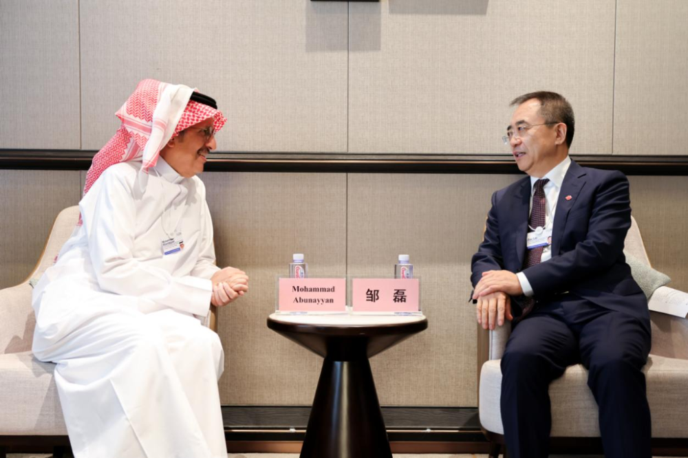 邹磊出席2025年夏季达沃斯论坛-1