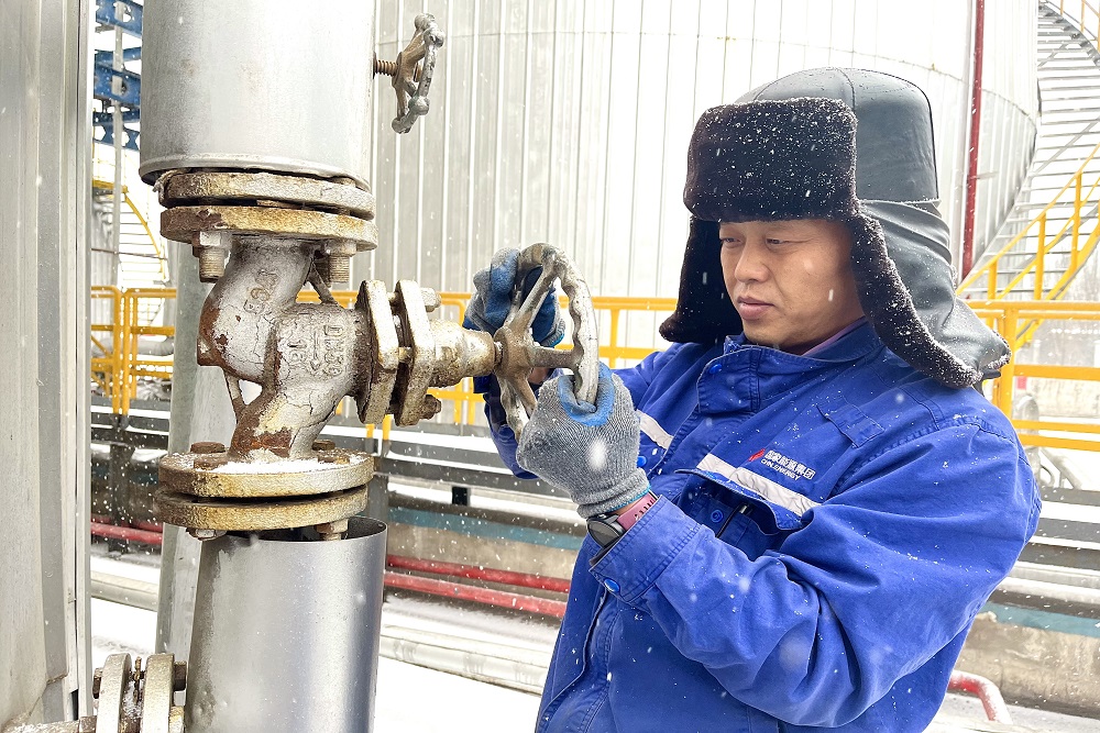 风雪中的忙碌身影-3