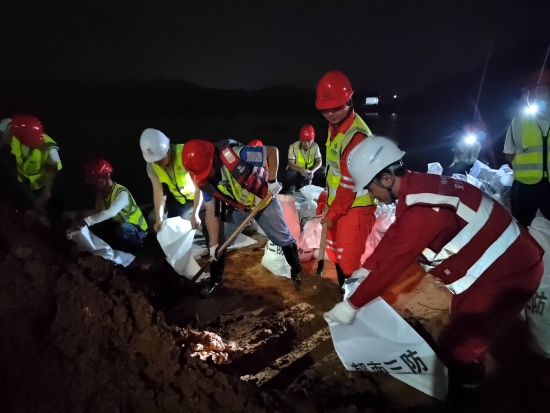 云浮新材料公司星夜驰援属地抗洪抢险-1